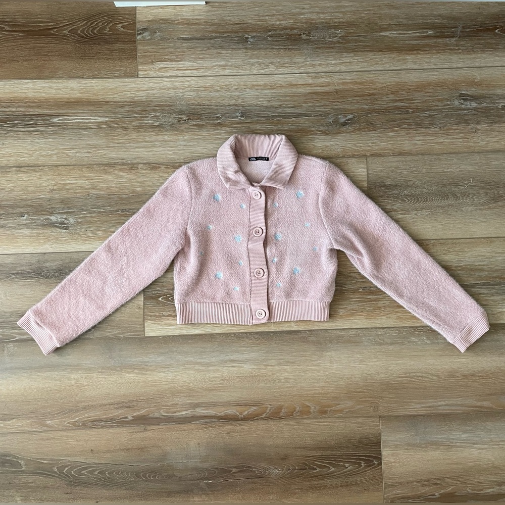 zara women’s large pink floral embroidered fuzzy collared cropped cardigan. fit.